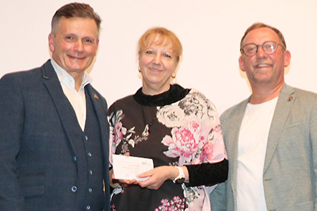 Foto mit der Preisträgerin, Bürgermeister und Stadtrat